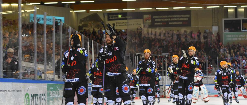 Die Spieler der Fischtown Pinguins lassen sich ausgiebig feiern. Das sorgt für Irritationen bei den Eisbären.