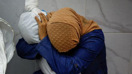 Die Palästinenserin Inas Abu Maamar, 36, umarmt im Nasser-Krankenhaus in Chan Junis die Leiche ihrer 5-jährigen Nichte Saly, die bei einem israelischen Angriff getötet wurde. Das Bild wurde als Weltpressefoto 2024 ausgezeichnet. 