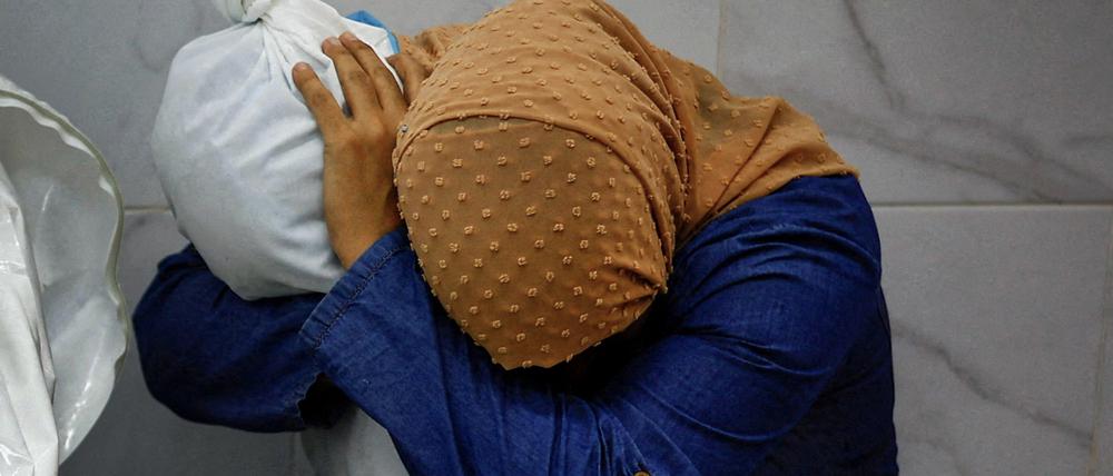 Die Palästinenserin Inas Abu Maamar, 36, umarmt im Nasser-Krankenhaus in Chan Junis die Leiche ihrer 5-jährigen Nichte Saly, die bei einem israelischen Angriff getötet wurde. Das Bild wurde als Weltpressefoto 2024 ausgezeichnet. 
