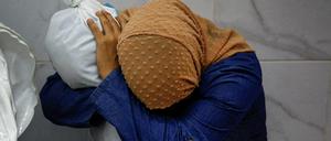 Die Palästinenserin Inas Abu Maamar, 36, umarmt im Nasser-Krankenhaus in Chan Junis die Leiche ihrer 5-jährigen Nichte Saly, die bei einem israelischen Angriff getötet wurde. Das Bild wurde als Weltpressefoto 2024 ausgezeichnet. 