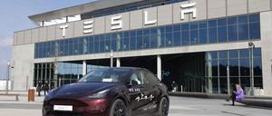 (FILES) A Tesla Model Y car stands in front of the company’s plant as Tesla CEO Elon Musk visits the company’s electric car plant in Gruenheide near Berlin, eastern Germany, on March 13, 2024, as employees resumed work after production had to be halted due to a suspected arson attack that caused a power outage. 
