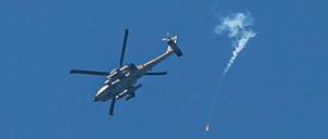 Israelischer Helikopter beim Kampfeinsatz über dem Gazastreifen. (Symbolbild)