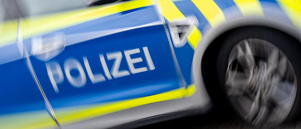 Ein Polizeifahrzeug steht auf dem Parkplatz.