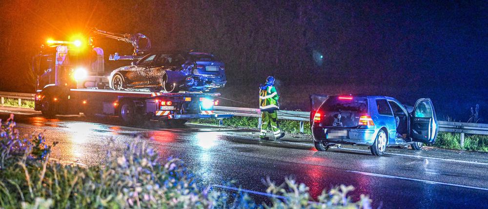 Zwei Unfallwagen werden am späten Abend auf der Autobahn 5 zwischen Achern und Appenweier durch ein Abschleppunternehmen geborgen. Infolge von heftigem Regen und Hagel sind auf der A5 im Westen Baden-Württembergs bei 13 Unfällen 7 Menschen leicht verletzt worden.