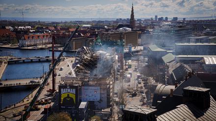 Die historische Börse in Kopenhagen ist schwer beschädigt.