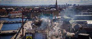 Die historische Börse in Kopenhagen ist schwer beschädigt.