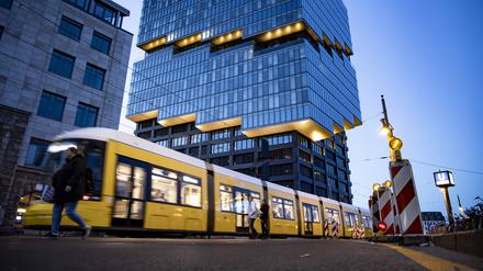 Zwei Wagen der Linie M10 passieren die Warschauer Straße in Berlin-Friedrichshain.