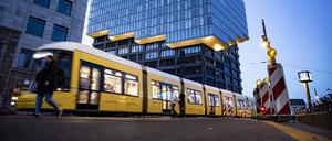 Zwei Wagen der Linie M10 passieren die Warschauer Straße in Berlin-Friedrichshain.