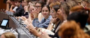 Studierende sitzen in einem großen Hörsaal der Uni Köln. 