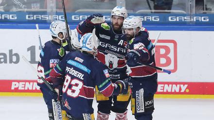 Die Eisbären stehen im DEL-Finale. Spiel eins in Bremerhaven ging verloren, am Freitag geht es in Berlin weiter. 