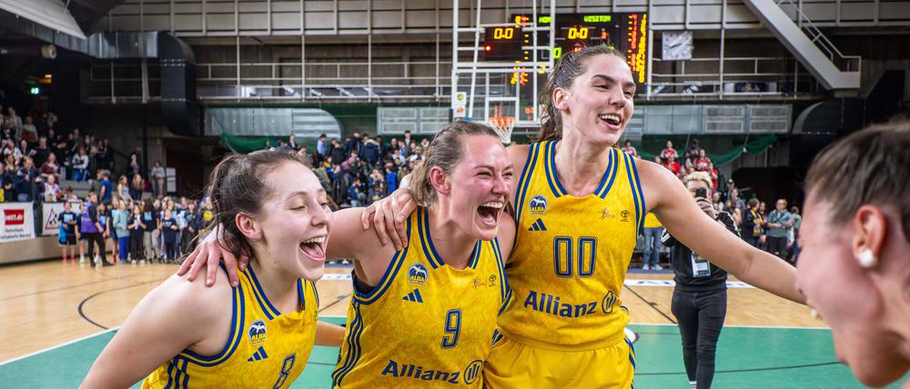 Henriette Höfermann, Laina Snyder und Maggie Mulligan (v. li.) haben in dieser Saison mit Alba alle 15 Heimspiele gewonnen.