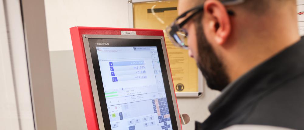 Der Mediendienst Integration berichtete am Donnerstag, in den 40 größten börsennotierten deutschen Unternehmen arbeiteten aktuell mehr als 9200 Beschäftigte aus Asylherkunftsländern.