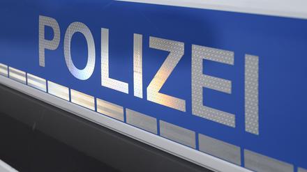 Der Polizei-Schriftzug auf einem Einsatzwagen. (Symbolbild)