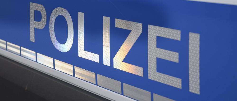  Der Polizei-Schriftzug auf einem Einsatzwagen. 