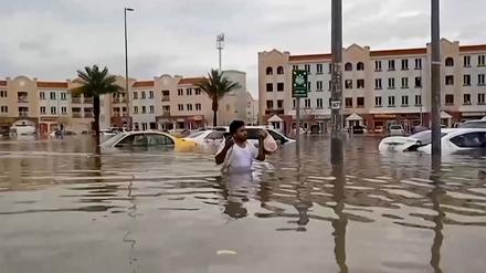 Die Aufnahmen von Überschwemmungen in Dubai schockieren: Flughafen, Autobahnen, Einkaufszentren – alles unter Wasser. 