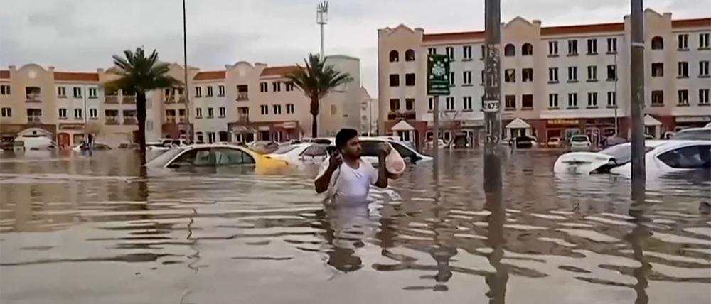 Die Aufnahmen von Überschwemmungen in Dubai schockieren: Flughafen, Autobahnen, Einkaufszentren – alles unter Wasser.
