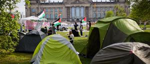 Ein Pro-Palästina-Camp vor dem Reichstagsgebäude im Sommer. Dem Bundestag liegt jetzt eine weitere Resolution gegen Antisemitismus vor, die Schulen und Hochschulen enge Vorgaben macht, aus der Wissenschaft kommt Protest.