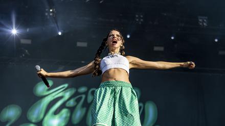 Sängerin Nina Chuba beim Musikfestival Juicy Beats 2023. Seit fast 30 Jahren findet im Dortmunder Westfalenpark das Juicy Beats Festival statt. +++ dpa-Bildfunk +++