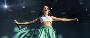 Sängerin Nina Chuba beim Musikfestival Juicy Beats 2023. Seit fast 30 Jahren findet im Dortmunder Westfalenpark das Juicy Beats Festival statt. +++ dpa-Bildfunk +++