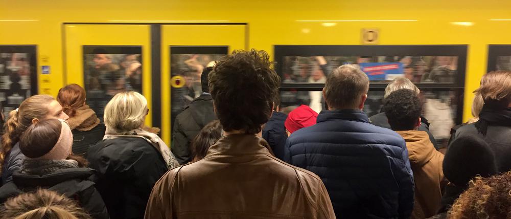 Voll was los in der Berliner U-Bahn.
