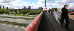 Fußgängerbrücke Stern-Center Potsdam wird nach wochenlangen Bauverzögerungen kurzfristig wiedereröffnet. Mit Baubeigeordneten Bernd Rubelt, der die Brücke wieder zur Nutzung freigibt.