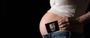 Eine schwangere Frau in Bamberg, aufgenommen am 27. März 2020. (Symbolbild)