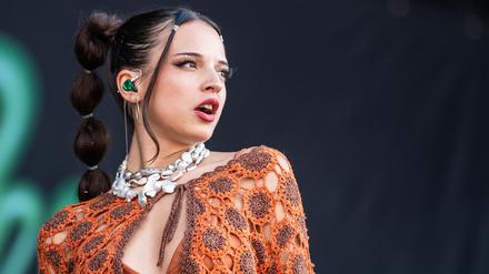 Die deutsche Sängerin und Rapperin Nina Chuba bei einem Auftritt im Sommer 2023.