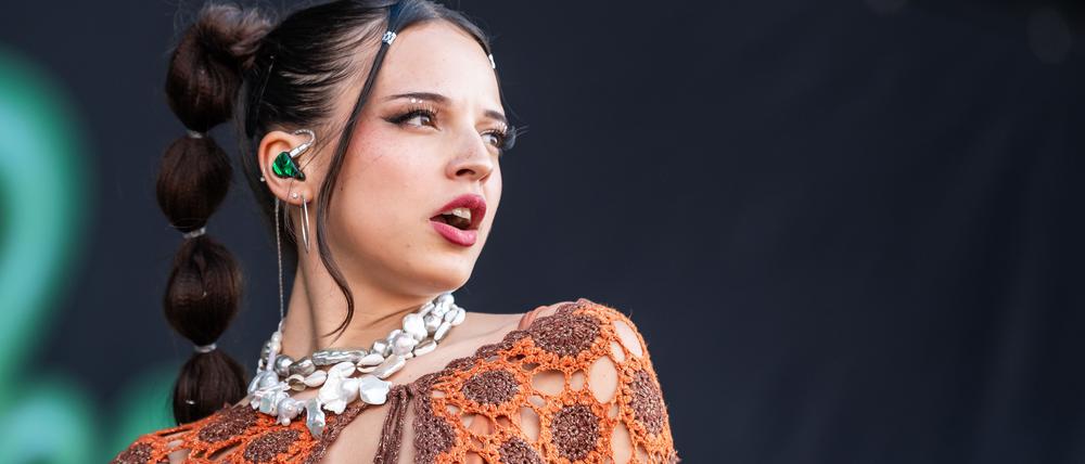 Die deutsche Sängerin und Rapperin Nina Chuba bei einem Auftritt im Sommer 2023.