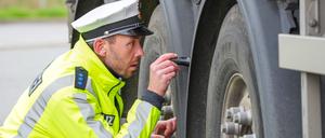 Auch der technische Zustand von Lkw muss überwacht werden.