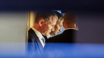 Björn Höcke (AfD) steht während einer Pause seines Prozesses im Landgericht Halle in einem Aufzug. 
