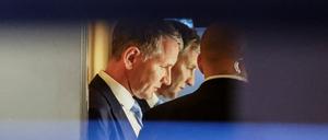 Björn Höcke (AfD) steht während einer Pause seines Prozesses im Landgericht Halle in einem Aufzug. 
