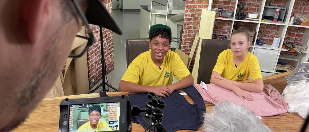 Sich einzubringen und aktiv zu werden, macht Kinder stärker. Ein Beispiel: In der Kika-Serie „Das Tierschutzteam“ besuchen Tyler Woods jr. und Verena Mau (beide 13) Tierschutz-Einrichtungen.