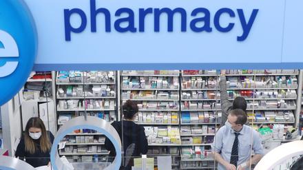 Irland, Dublin: Die Apotheker tragen Schutzmasken während sie in der Life Pharmacy in Rathmines arbeiten. Archivbild vom 19.03.2020)