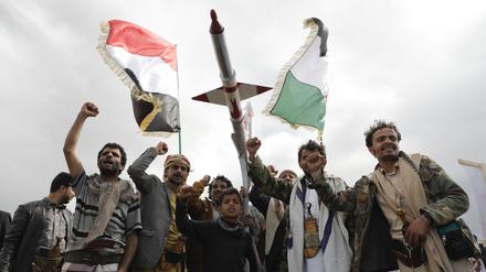 ARCHIV - 08.03.2024, Jemen, Sanaa: Anhänger der Huthi nehmen an einem Protest gegen die von den USA geführten Luftangriffe auf den Jemen und die israelische Offensive im Gazastreifen teil. (zu dpa: «Sechs Monate Gaza-Krieg in Zahlen») Foto: Osamah Abdulrahman/AP/dpa +++ dpa-Bildfunk +++
