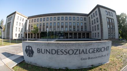 Laut Bundessozialgericht werden Väter bei der Anrechnung von Kindererziehungszeiten für die Rente nicht diskriminiert.