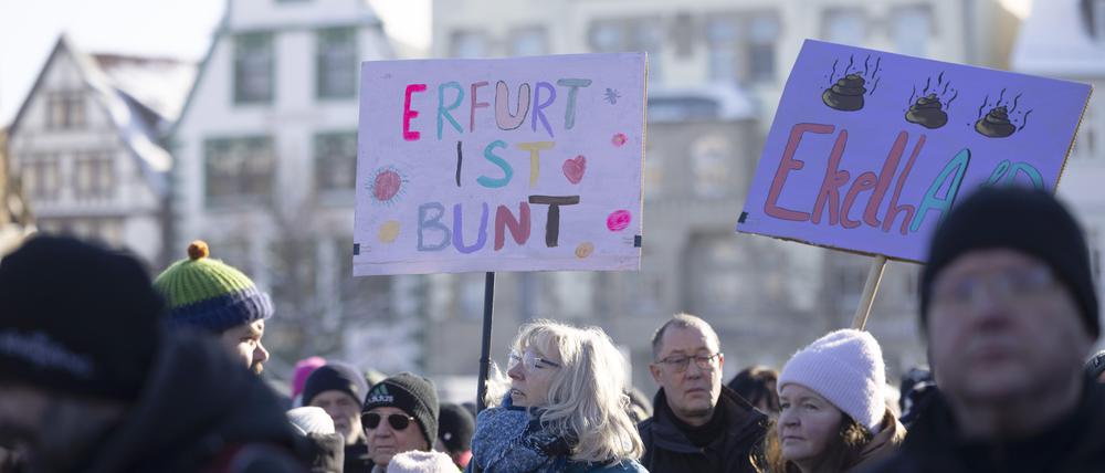 Protestierende bei der Demonstration des Erfurter Buendnisses „Auf die Plaetze“ am 20.01.2024 auf dem Domplatz in Erfurt. 
