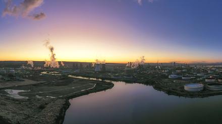 Kühltürme der Grangemouth-Raffinerie