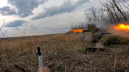 Ein Soldat der russischen Armee feuert ein Fagot-Panzerabwehrraketensystem auf eine ukrainische Stellung.