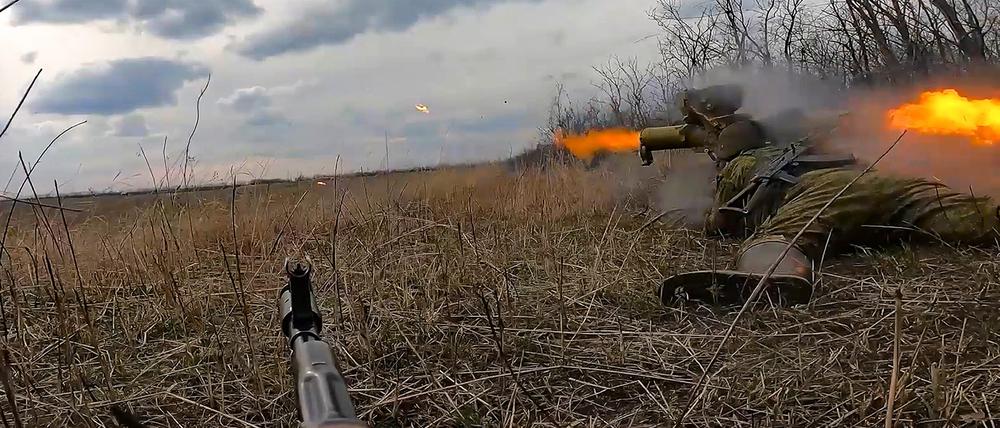 Ein Soldat der russischen Armee feuert ein Fagot-Panzerabwehrraketensystem auf eine ukrainische Stellung.