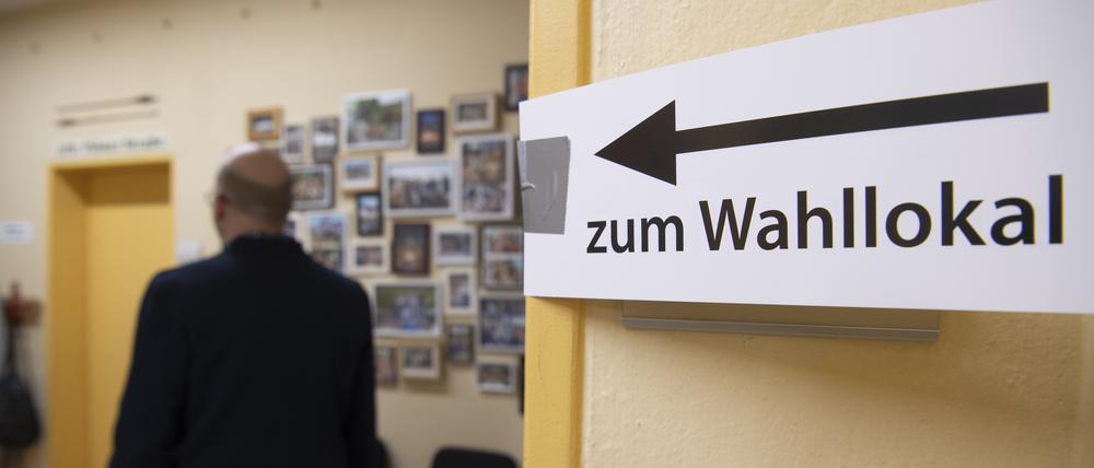 Ein Mann betritt ein Wahllokal in Schmargendorf.