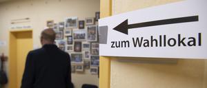 Ein Mann betritt ein Wahllokal in Schmargendorf.