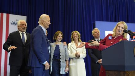 Kerry Kennedy (r), US-amerikanische Menschenrechtsaktivistin, stellt zusammen mit anderen Mitgliedern der Familie Kennedy US-Präsident Joe Biden (2.v.l) bei einer Wahlkampfveranstaltung vor. 