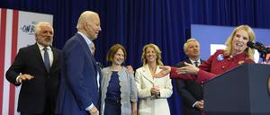 Kerry Kennedy (r), US-amerikanische Menschenrechtsaktivistin, stellt zusammen mit anderen Mitgliedern der Familie Kennedy US-Präsident Joe Biden (2.v.l) bei einer Wahlkampfveranstaltung vor. 