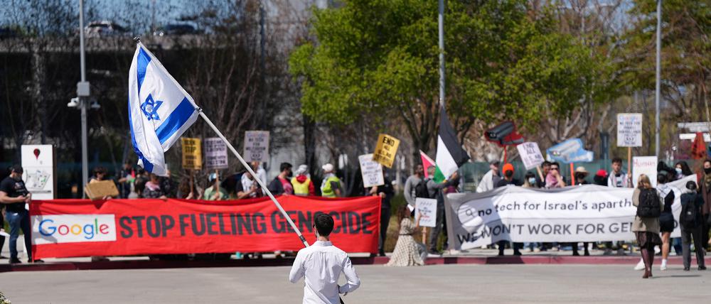 A counter-protester holding an Israeli flag walks into the parking lot near a protest at Google Cloud offices in Sunnyvale, California, U.S. on April 16, 2024. REUTERS/Nathan Frandino