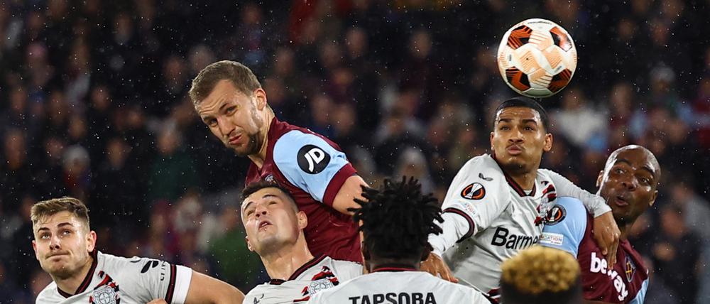 Soccer Football - Europa League - Quarter Final - Second Leg - West Ham United v Bayer Leverkusen - London Stadium, London, Britain - April 18, 2024
West Ham United's Tomas Soucek in action with Bayer Leverkusen's Amine Adli Action Images via Reuters/Paul Childs