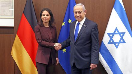 Israels Premierminister Benjamin Netanjahu begrüßt die deutsche Außenministerin Annalena Baerbock (Bündnis 90/Die Grünen) vor einem gemeinsamen Treffen. (Archivbild)