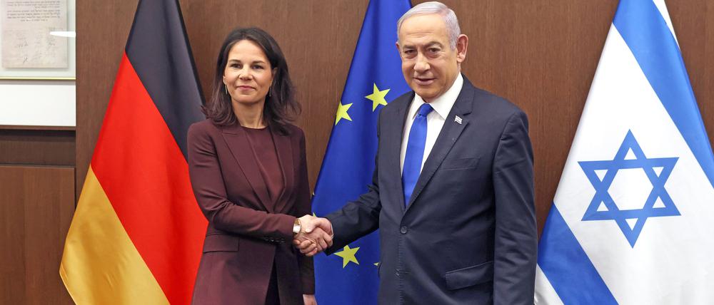 Israels Premierminister Benjamin Netanjahu begrüßt die deutsche Außenministerin Annalena Baerbock (Bündnis 90/Die Grünen) vor einem gemeinsamen Treffen. (Archivbild)