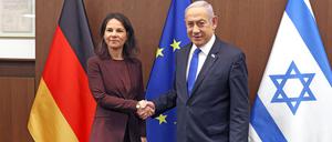 Drahtseil-Diplomatie: Israels Premierminister Benjamin Netanjahu (r) begrüßt die deutsche Außenministerin Annalena Baerbock.
