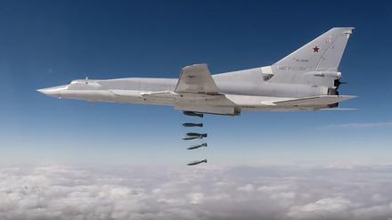Ein Tu-22M3 Langstreckenbomber, der IS-Gebiete in Syrien attackiert (Archivbild vom 26.11.2017).