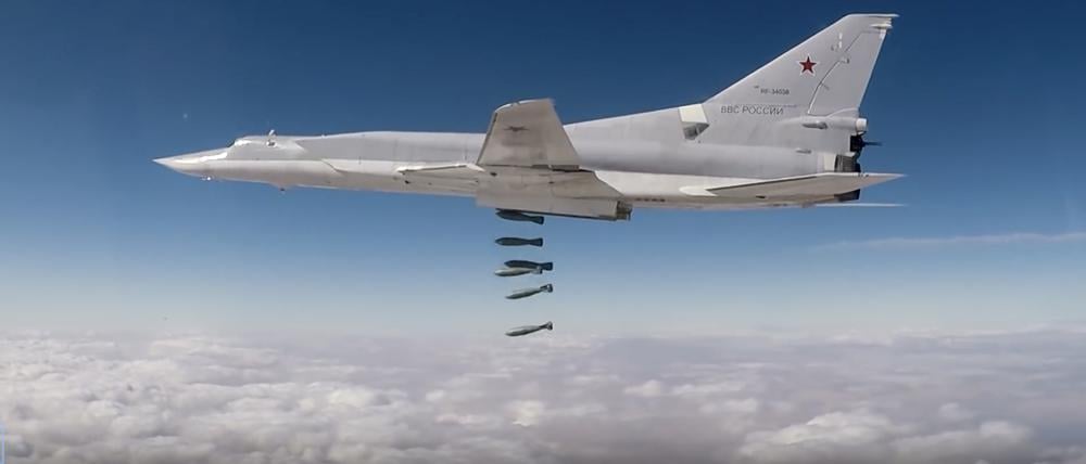 Symbolbild: Ein von der offiziellen Website des russischen Verteidigungsministeriums zur Verfügung gestelltes Foto vom 26.11.2017 zeigt einen Tu-22M3 Langstreckenbomber über Syrien.